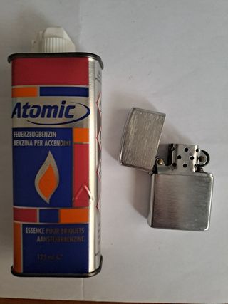 Accendino Zippo e bombola di gas atomico