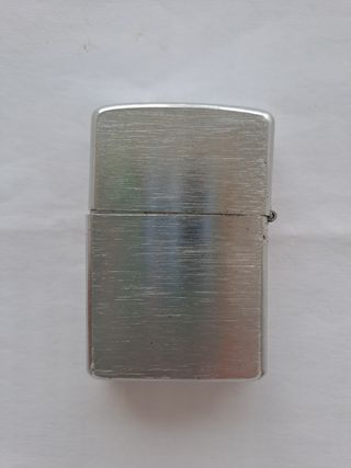 Accendino Zippo e bombola di gas atomico