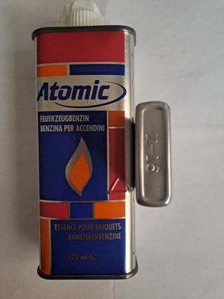 Accendino Zippo e bombola di gas atomico