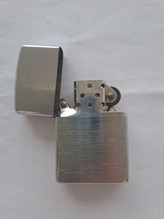 Accendino Zippo e bombola di gas atomico