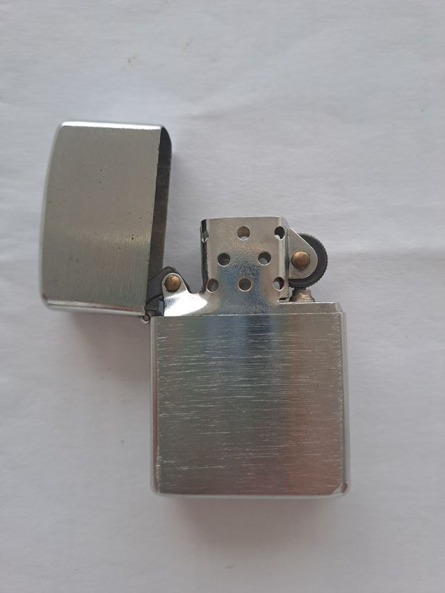 Mechero Zippo y Botella de Gasolina Atomic