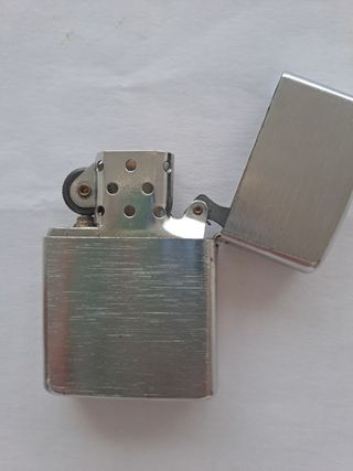 Accendino Zippo e bombola di gas atomico