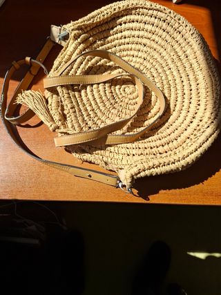 Bolso  de mano y también para colgar al hombro