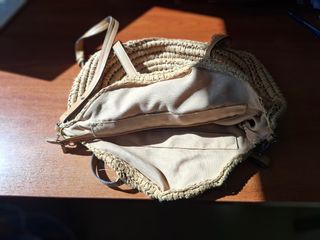 Bolso  de mano y también para colgar al hombro