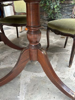 Mesa de comedor de madera con 5 sillas