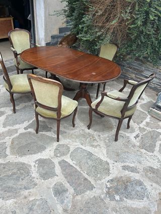Mesa de comedor de madera con 5 sillas