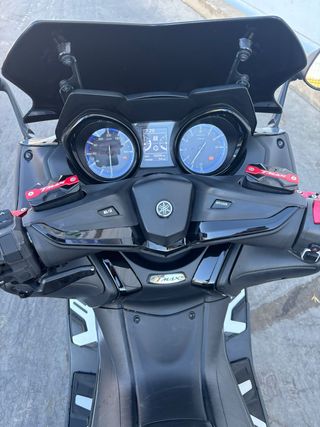 YAMAHA TMAX 560