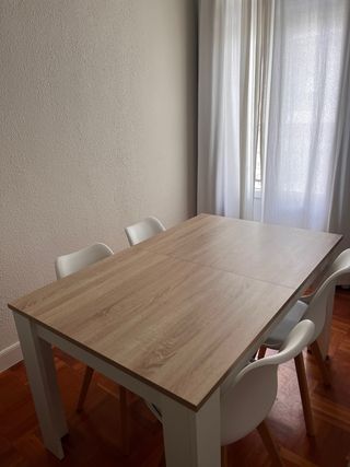 Mesa de comedor extensible con 4 sillas 