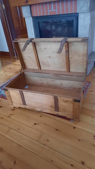 Baúl de madera con correas de cuero