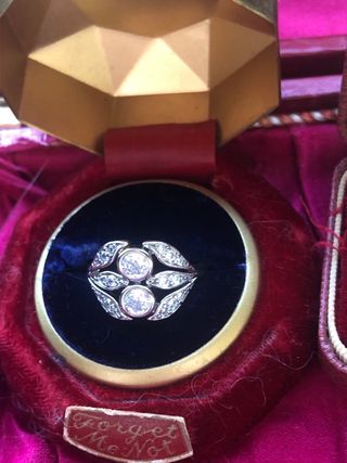 3 colgantes con cadena y 7 anillos 