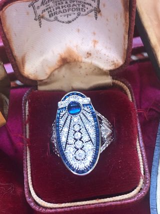 3 colgantes con cadena y 7 anillos 