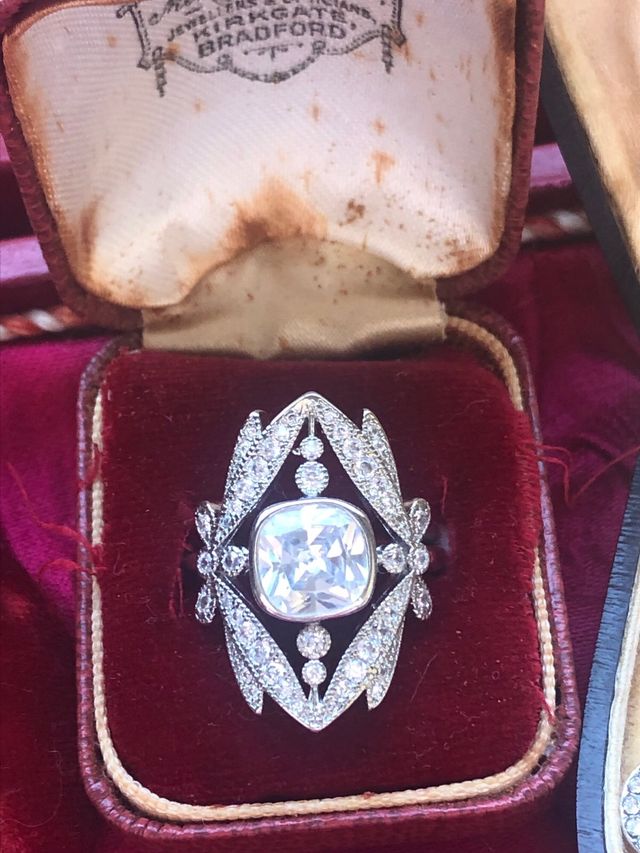 3 colgantes con cadena y 7 anillos 