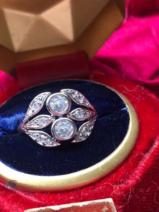 3 colgantes con cadena y 7 anillos 