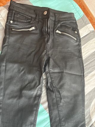 Pantalón negro con cremalleras