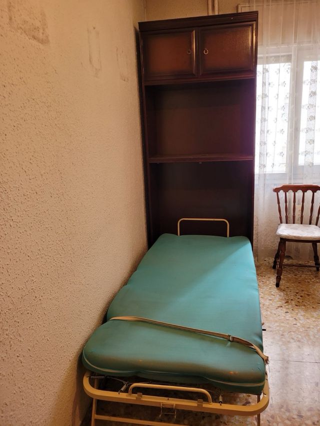 Mueble cama de madera marrón 