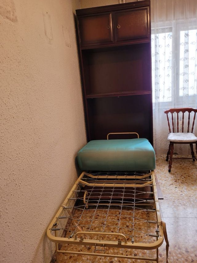 Mueble cama de madera marrón 