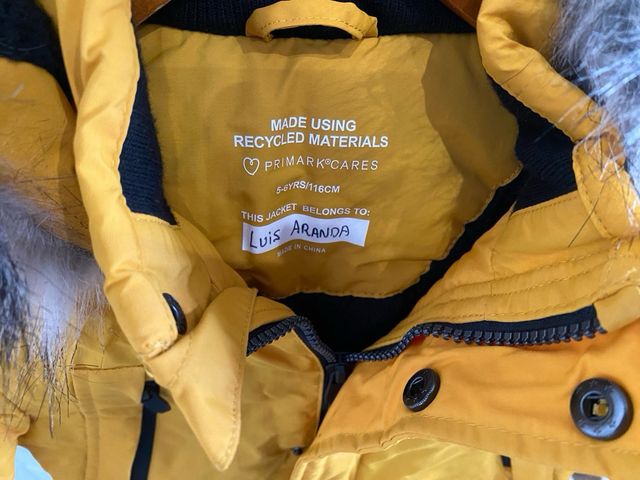 Abrigo niño amarillo Primark