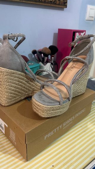 Sandalias Mary Paz cuña pedrería gris