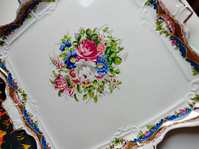Bandeja de porcelana con flores