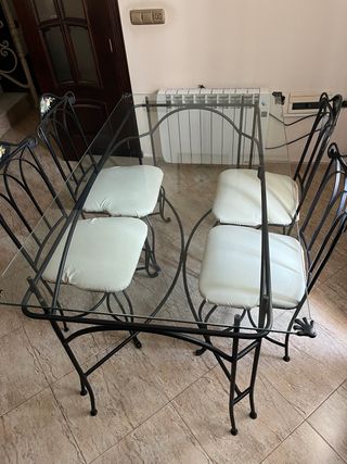 tavolo in vetro e 6 sedie in ferro battuto
(prezzo trattabile!)
