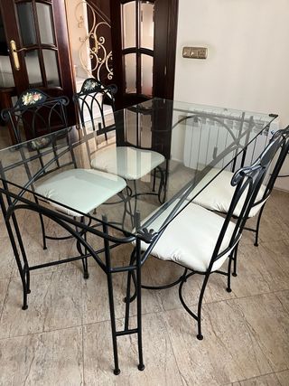 tavolo in vetro e 6 sedie in ferro battuto
(prezzo trattabile!)