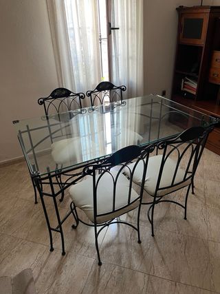 tavolo in vetro e 6 sedie in ferro battuto
(prezzo trattabile!)