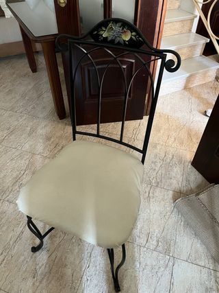 tavolo in vetro e 6 sedie in ferro battuto
(prezzo trattabile!)