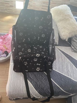 Transportín para perro coche negro huellas