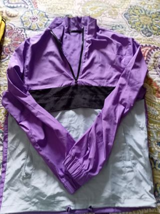 Cortavientos morado y negro
UNISEX 
