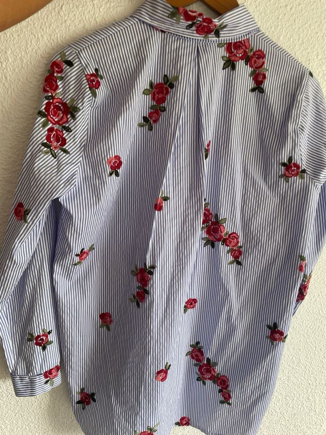 Camisa de rayas con bordado de flores