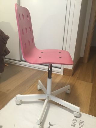 Silla de escritorio rosa con ruedas