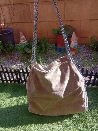 Bolso beige con cadena