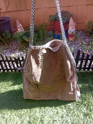 Bolso beige con cadena