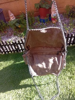 Bolso beige con cadena
