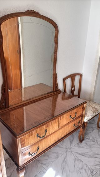 Muebles de dormitorio: mesitas, silla, coqueta