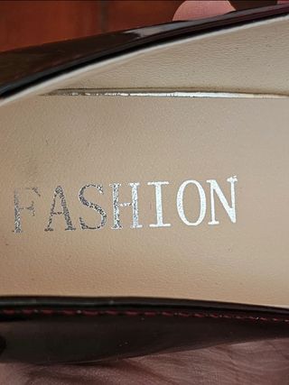 Zapatos de tacón elegantes sin estrenar