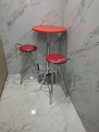 Mesa alta y 2 taburetes rojos