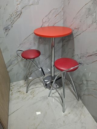 Mesa alta y 2 taburetes rojos