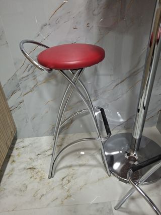 Mesa alta y 2 taburetes rojos