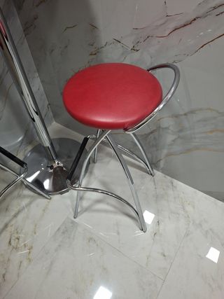 Mesa alta y 2 taburetes rojos