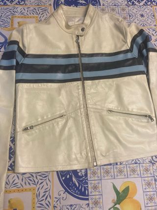 Giacca bianca con strisce blu e nere