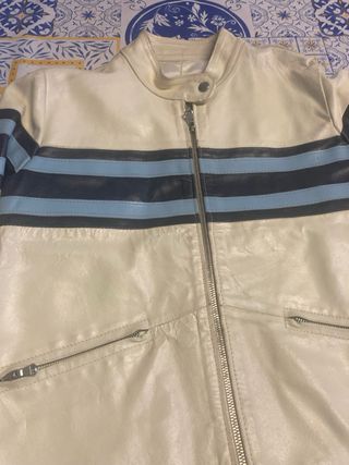 Giacca bianca con strisce blu e nere