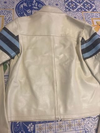 Giacca bianca con strisce blu e nere