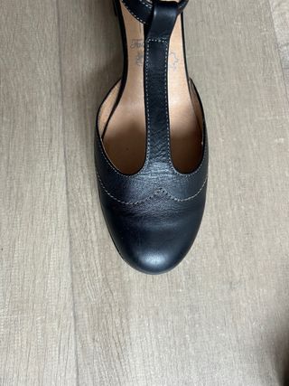 Zapato salón piel negro con hebilla