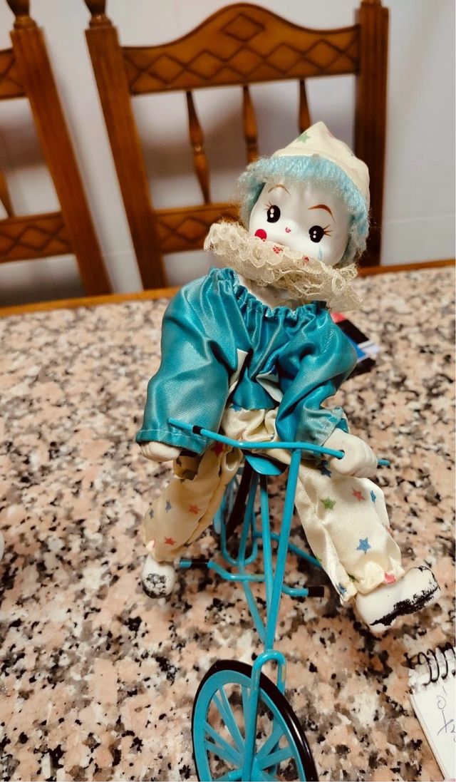 Payaso de porcelana vintage en bicicleta