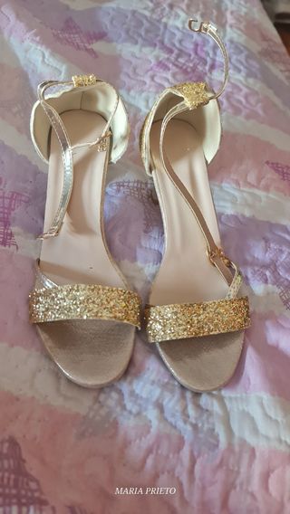 Sandalias doradas de fiesta con brillos