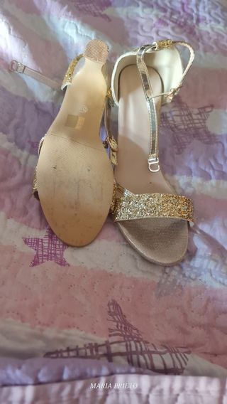 Sandalias doradas de fiesta con brillos