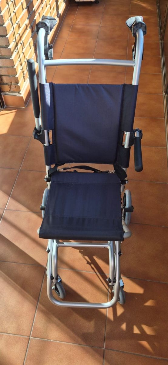 Silla de ruedas plegable azul