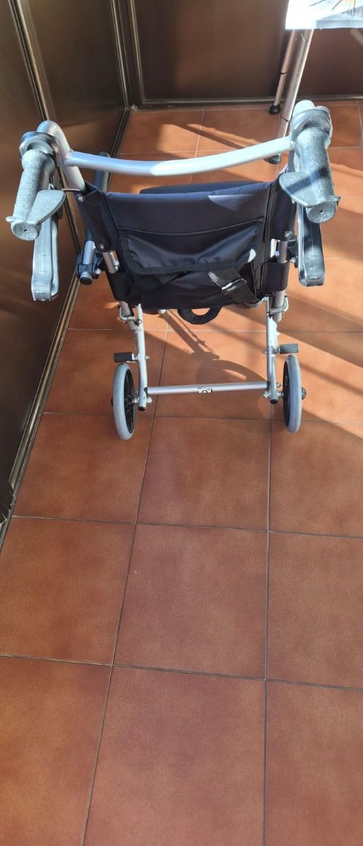 Silla de ruedas plegable azul