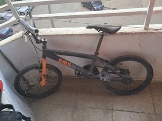 Bicicleta BMX negra y naranja
